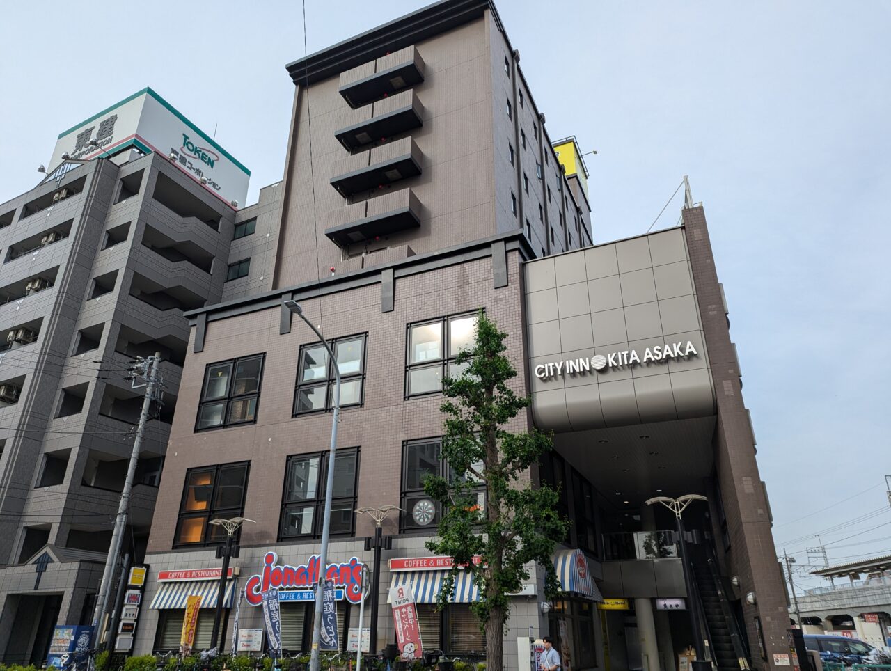 JR北朝霞駅近くのスマイルホテルの外観、対面道路側撮影