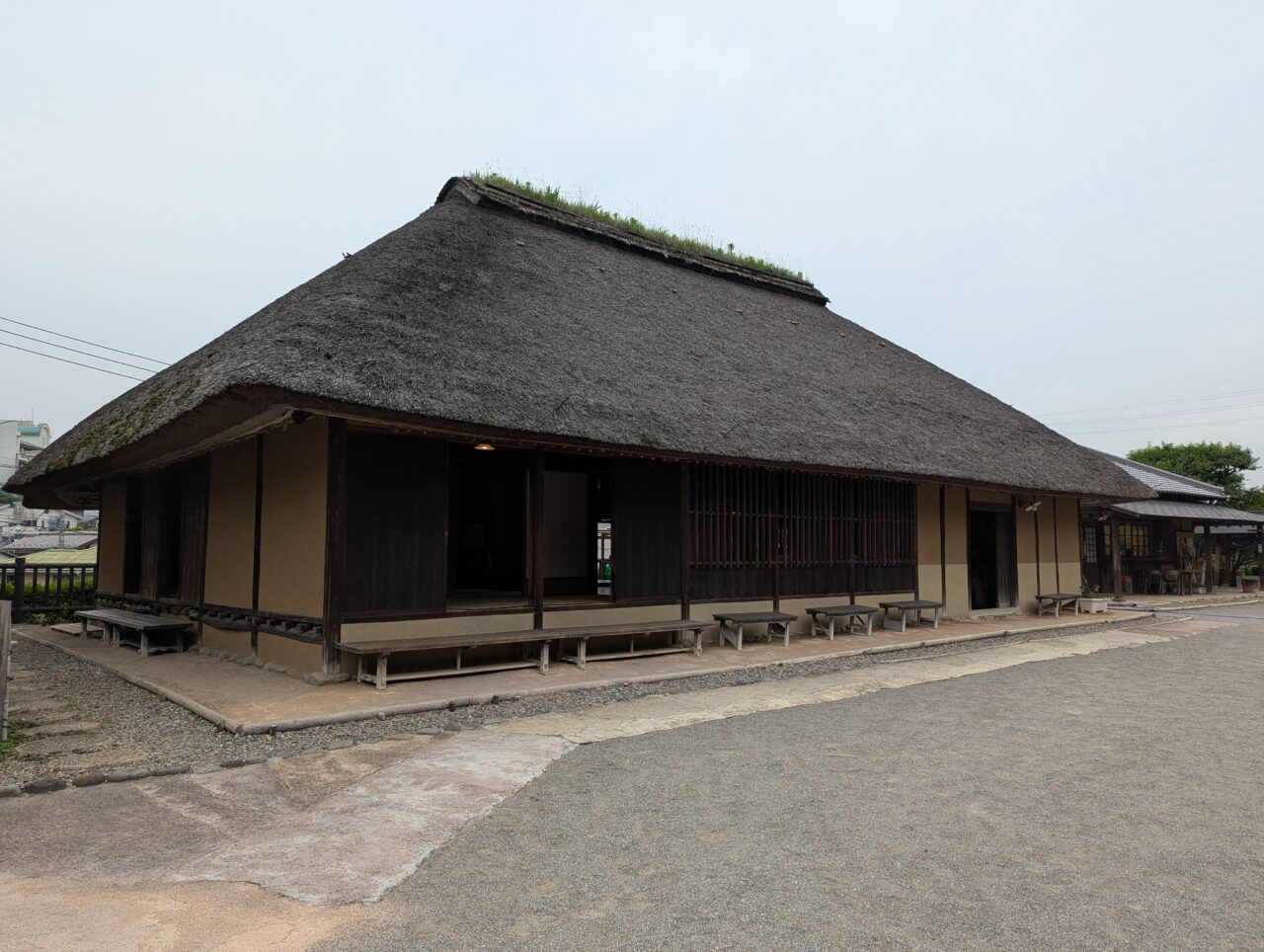 和光市下新倉にある新倉ふるさと民家園の茅葺屋根
