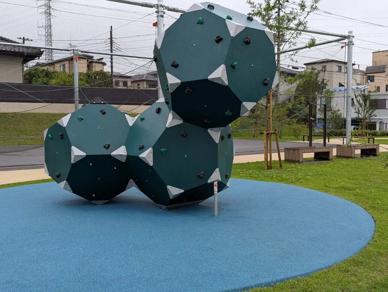 朝霞市宮戸に建設中の仮称宮戸二丁目公園の遊具