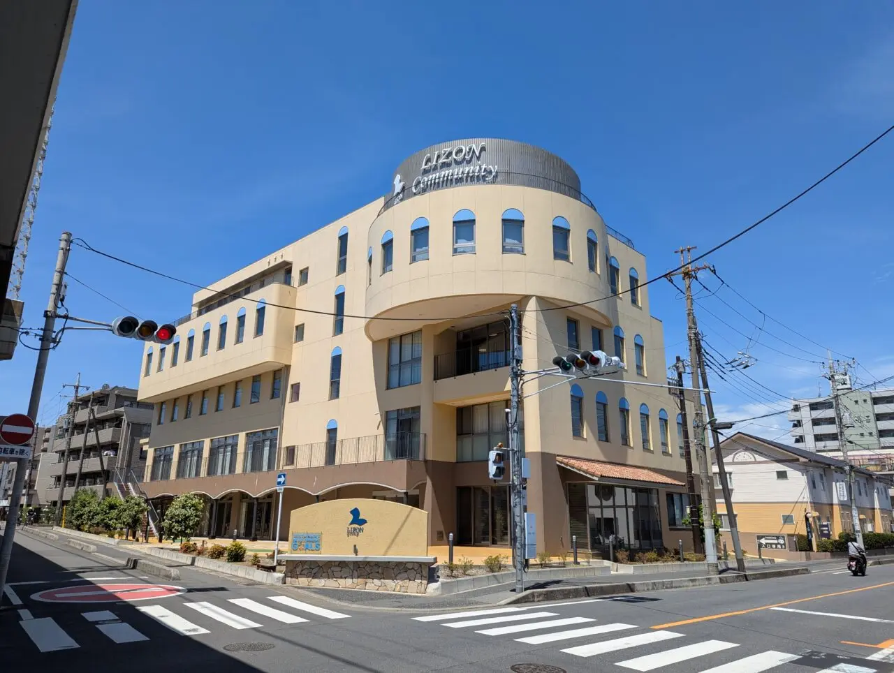 朝霞市西弁財にある不動産業のリゾン本社ビル