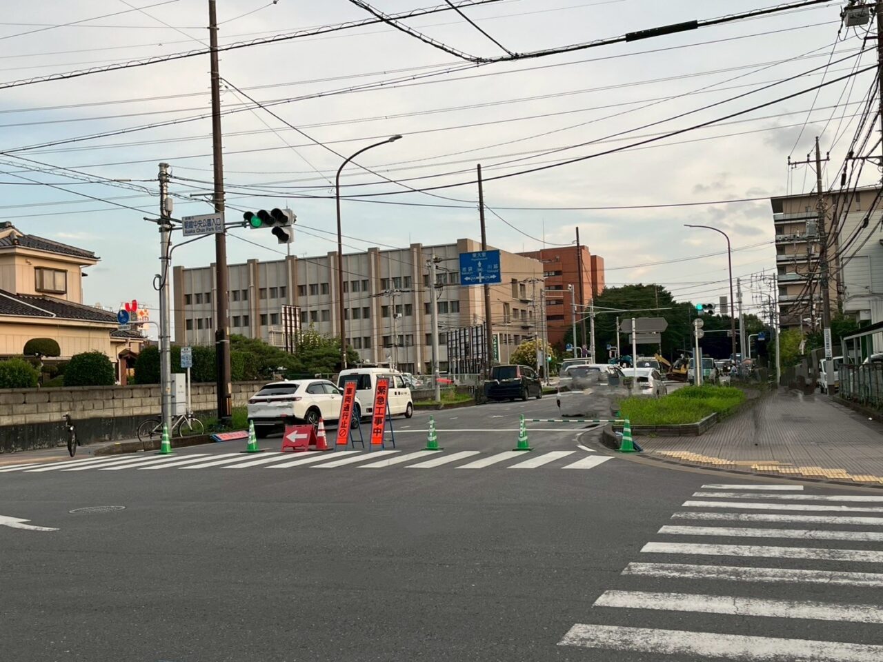 朝霞市栄町5丁目付近水道管漏水工事の様子