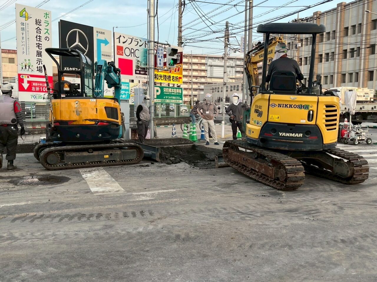 朝霞警察署近くの道路の水道管漏水工事の様子