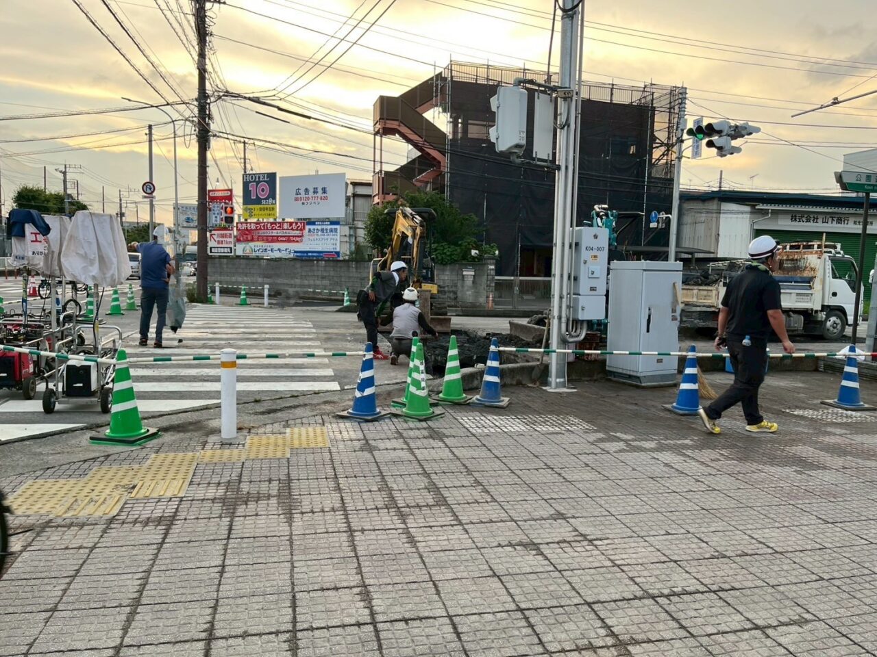 朝霞警察署近くの水道管漏水工事の様子