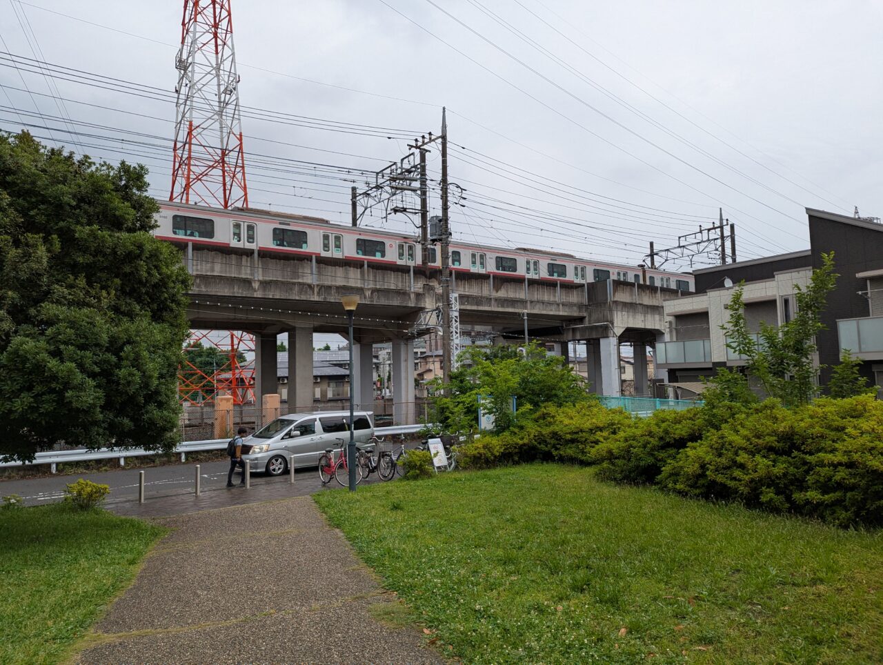 和光市丸山台にあるせせらぎ公園から線路を眺めた様子