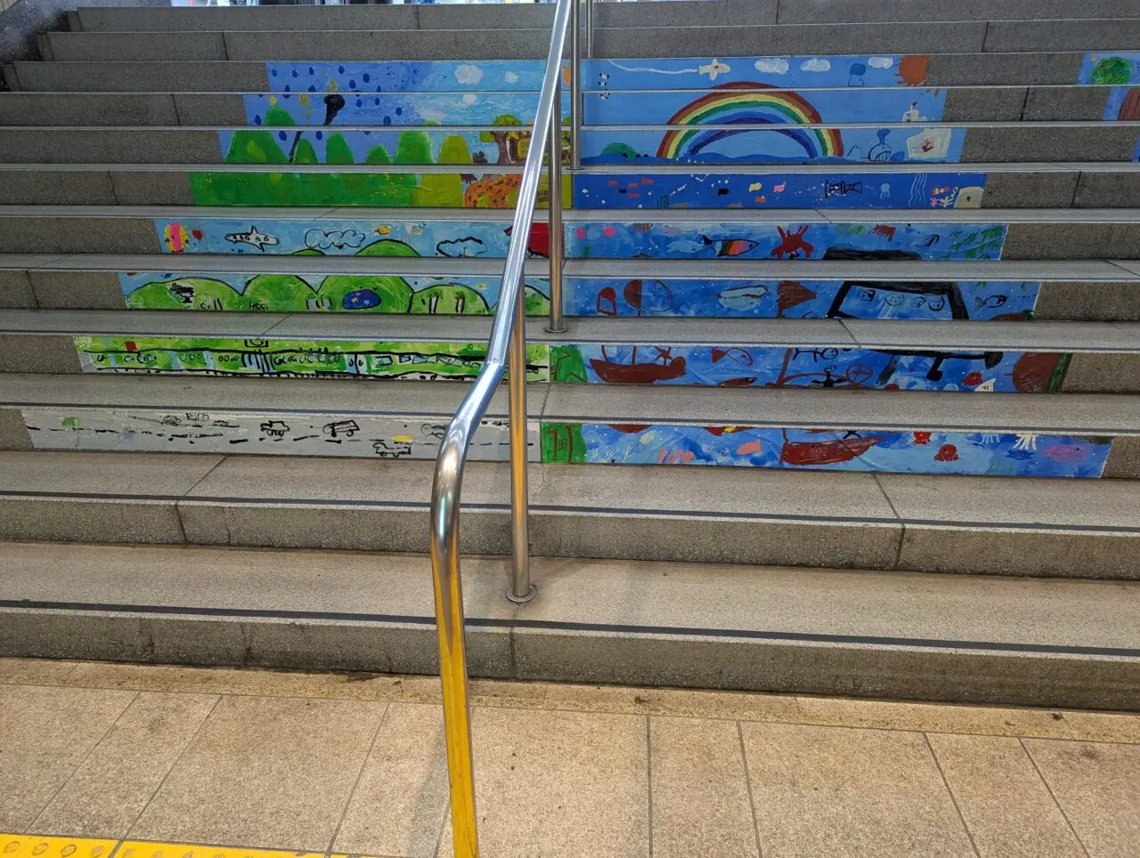 和光市駅に登場した階段アート北口（左）
