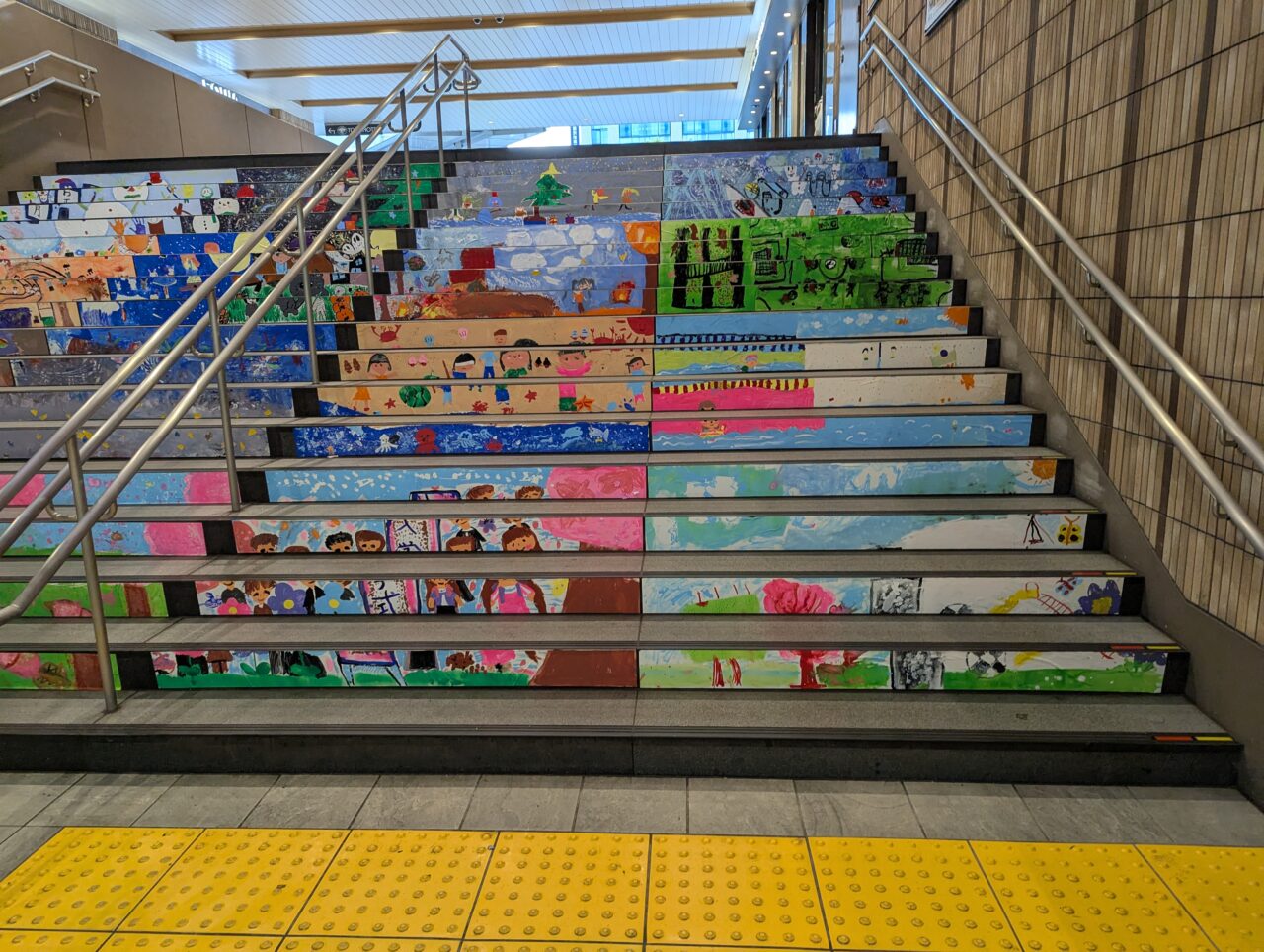 和光市駅に搭乗した階段アート南口（右）