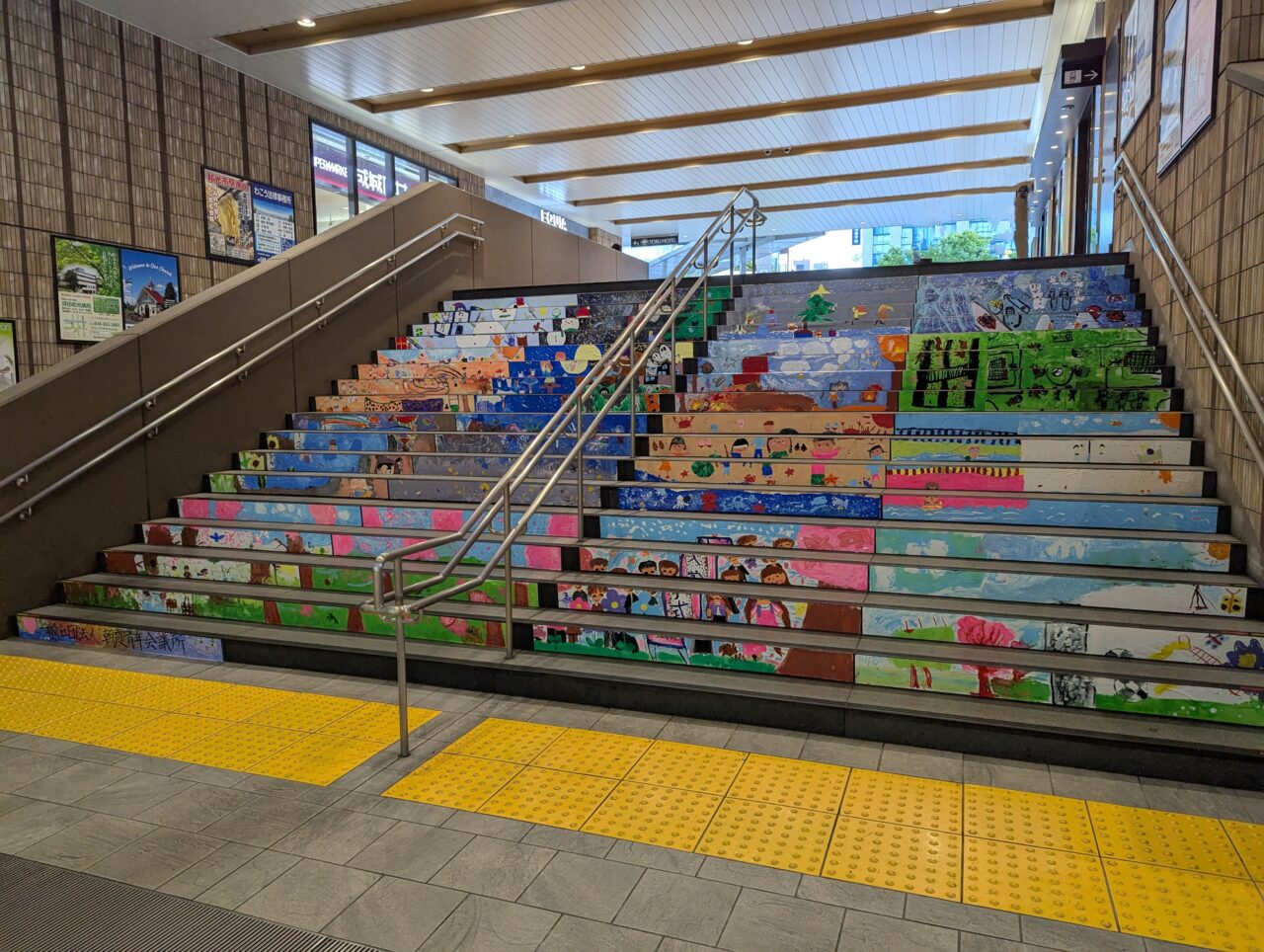 和光市駅南口方面の階段アート