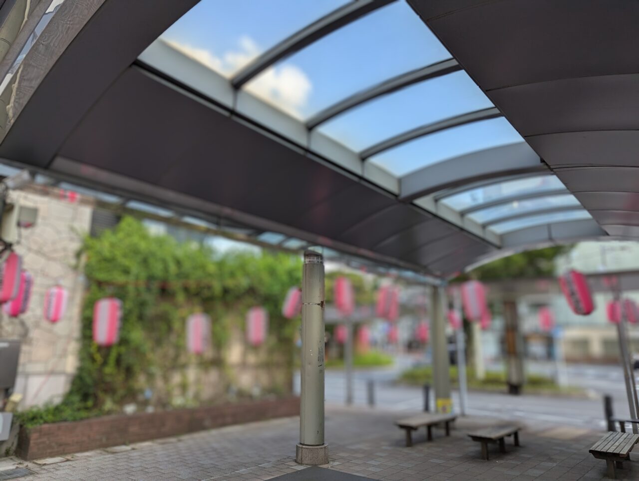 和光市で行われる駅前本町まつりの提灯ができている和光市駅前のバス停