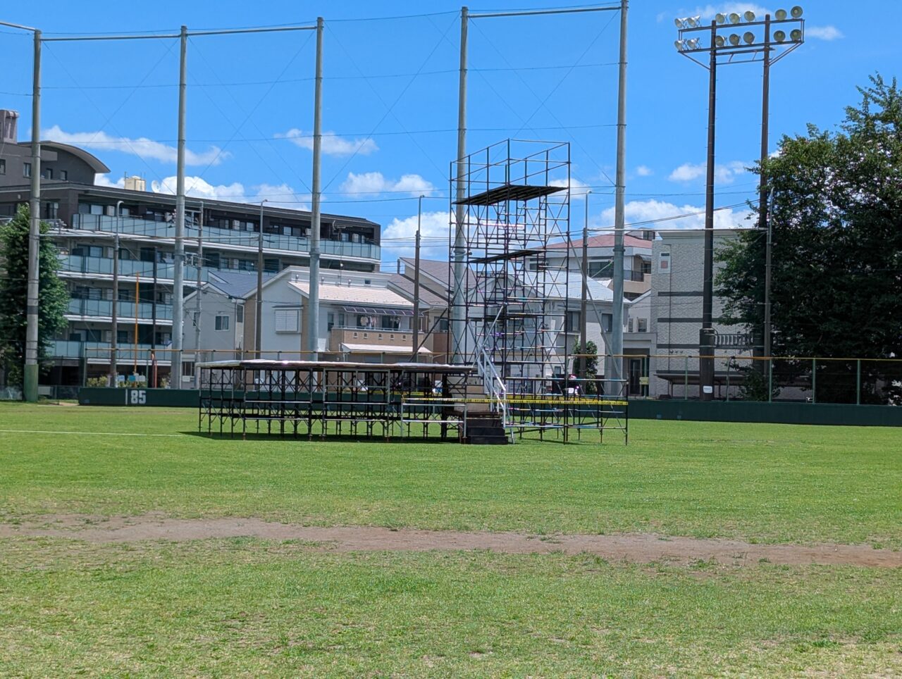 ステージ準備中の北朝霞公園野球場