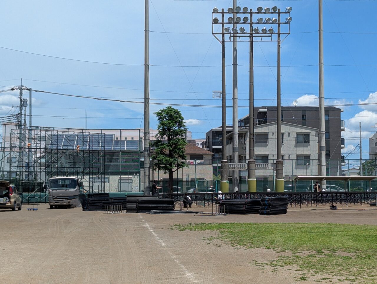 朝霞市北原にある北朝霞公園野球場のステージ準備の様子