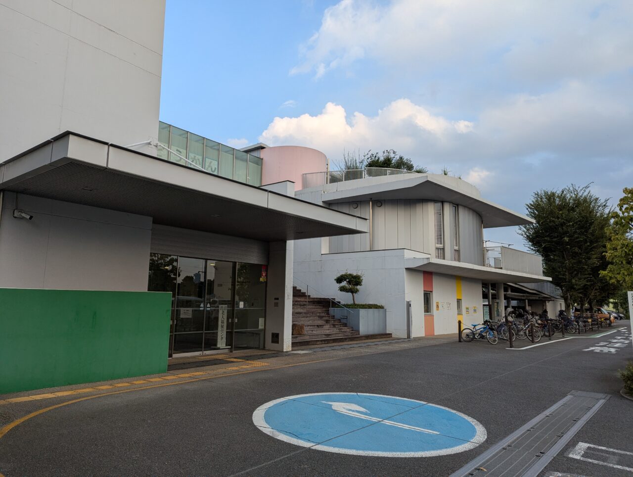 朝霞市溝沼にある溝沼老人福祉センター、みぞぬま児童館、溝沼保育園の外観