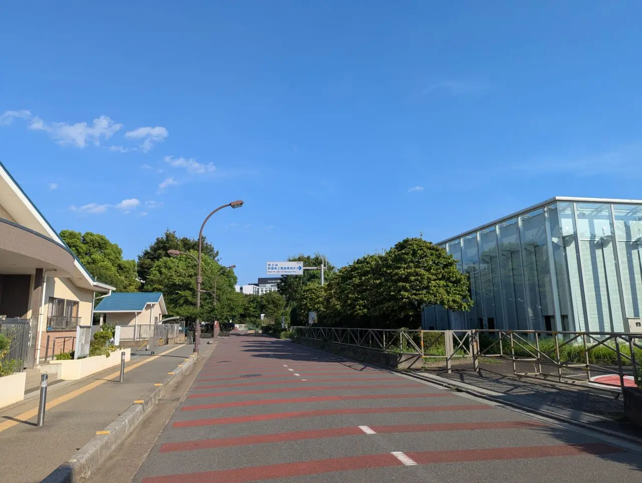 朝霞市浜崎にある朝霞県土整備事務所と浜崎保育園前の道路