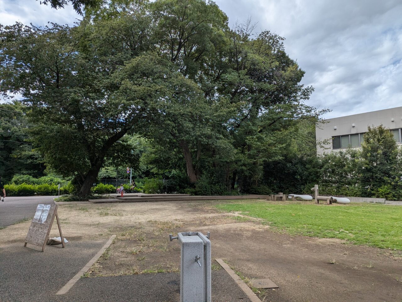 朝霞市本町にある朝霞市役所前広場（シンボルロード）
