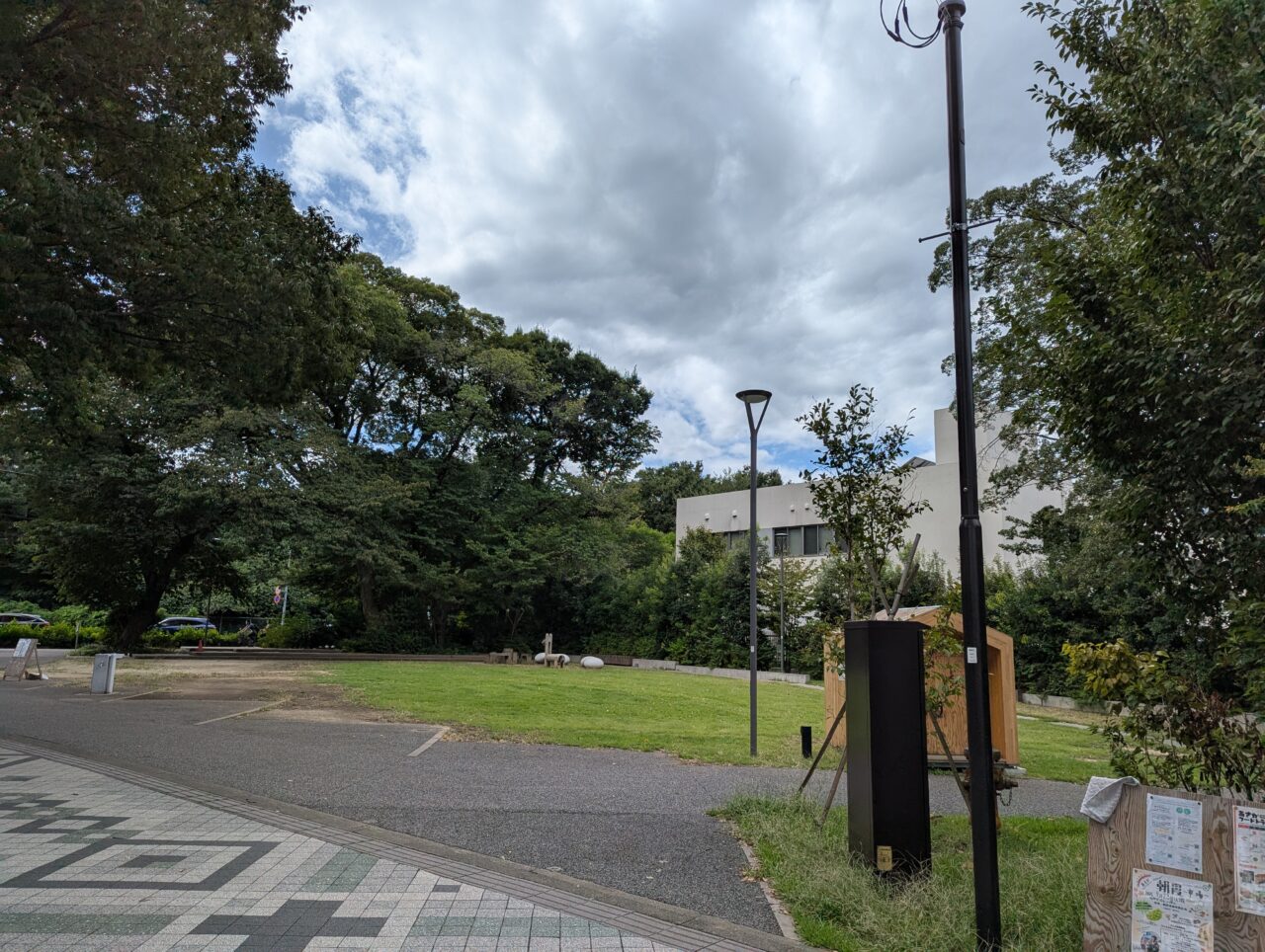 朝霞市本町にある朝霞市役所前広場（シンボルロード）
