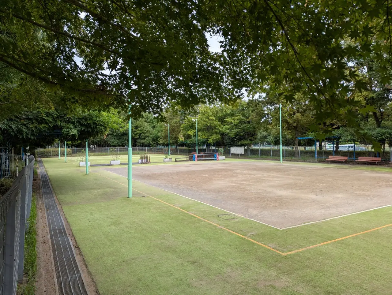 朝霞市青葉台公園内のゲートボール場