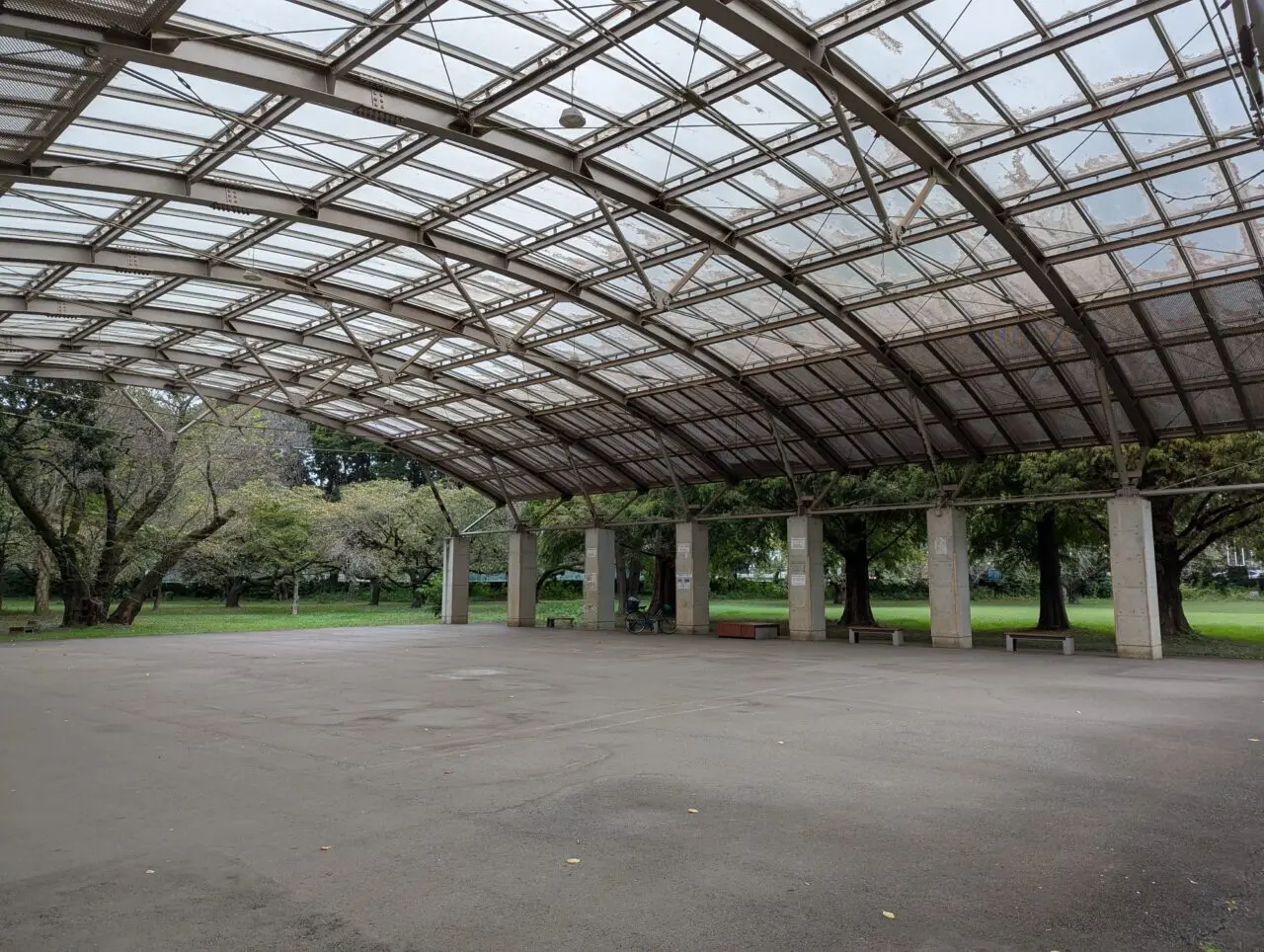 和光市広沢にある埼玉県営樹林公園の屋根付き広場