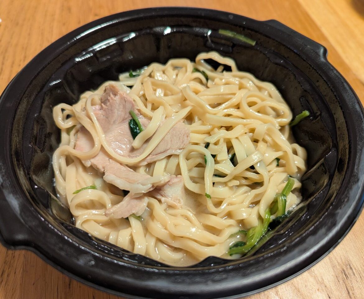 セブンイレブンで販売されているお店で仕上げた、豚骨醤油家系ラーメン