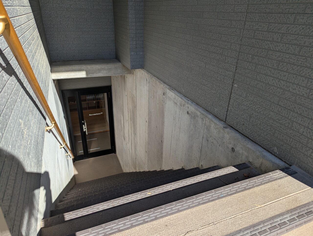 和光市下新倉にオープン予定のサラダ店Green salad factoryの階段