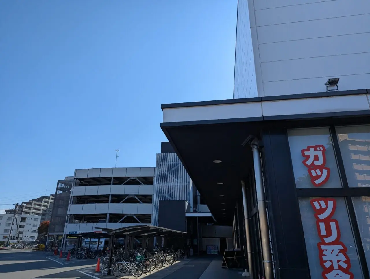 朝霞市膝折町にあるパチンコ店「ジャムフレンド」の駐車場