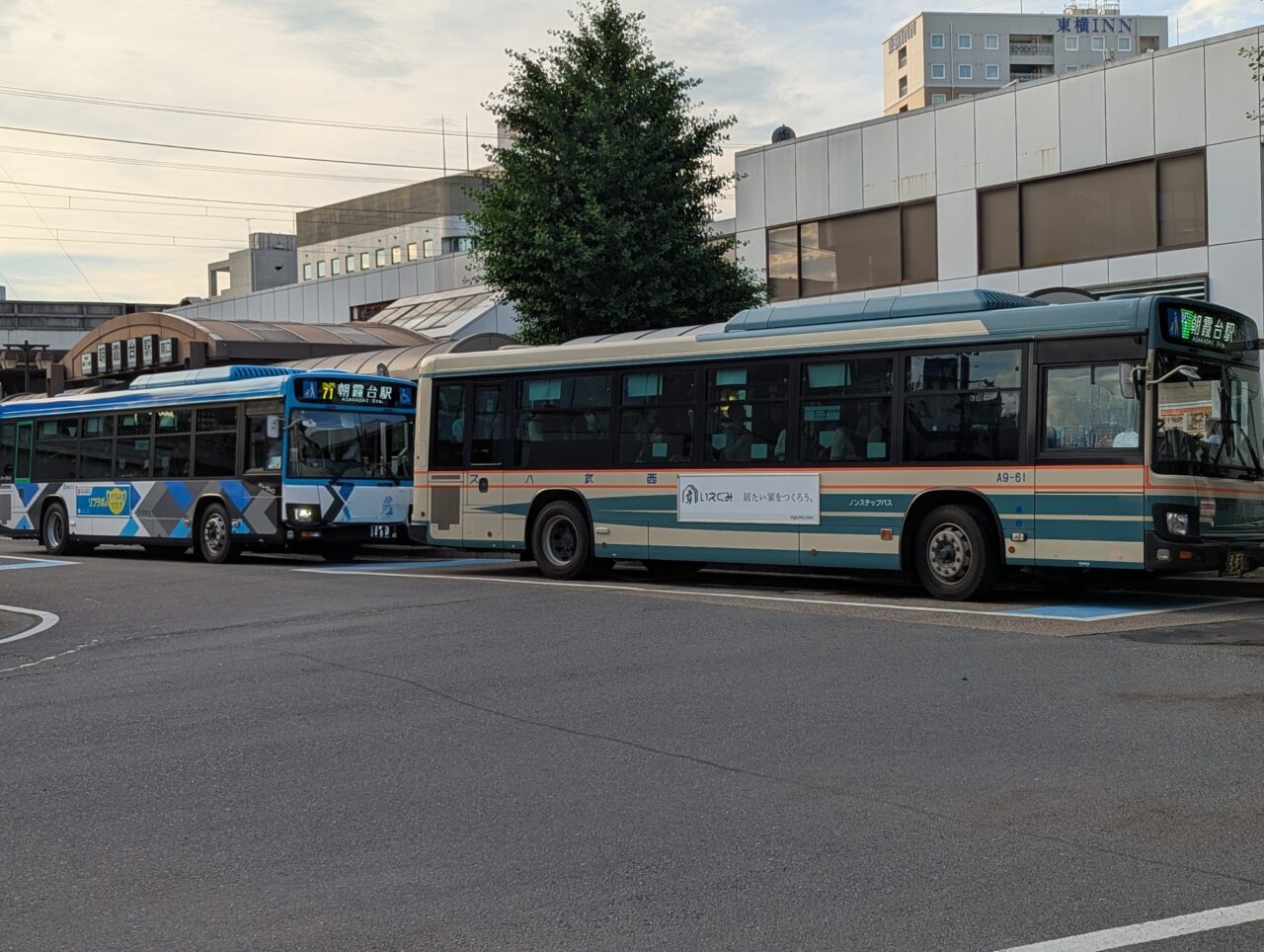 朝霞台駅に停車中の西武バス