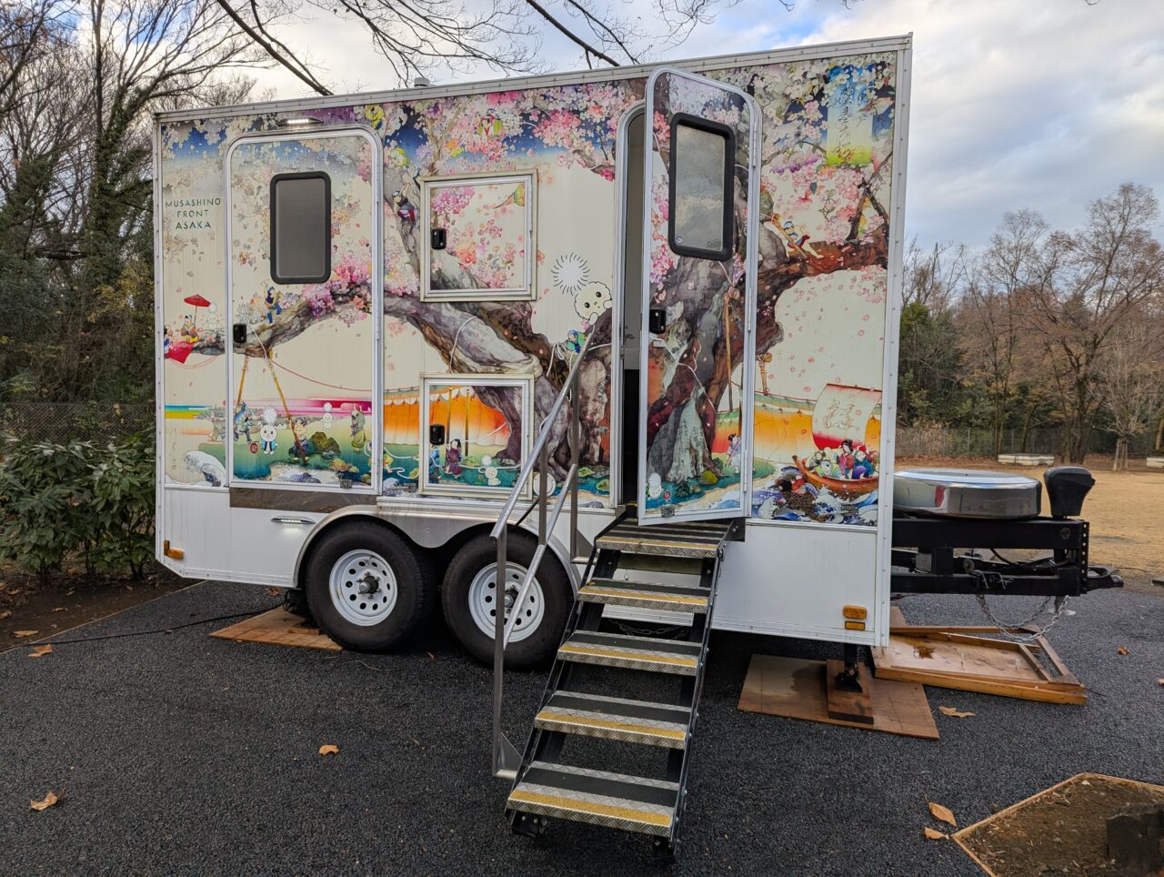 朝霞市シンボルロード中央広場に設置されたトイレトレーラー