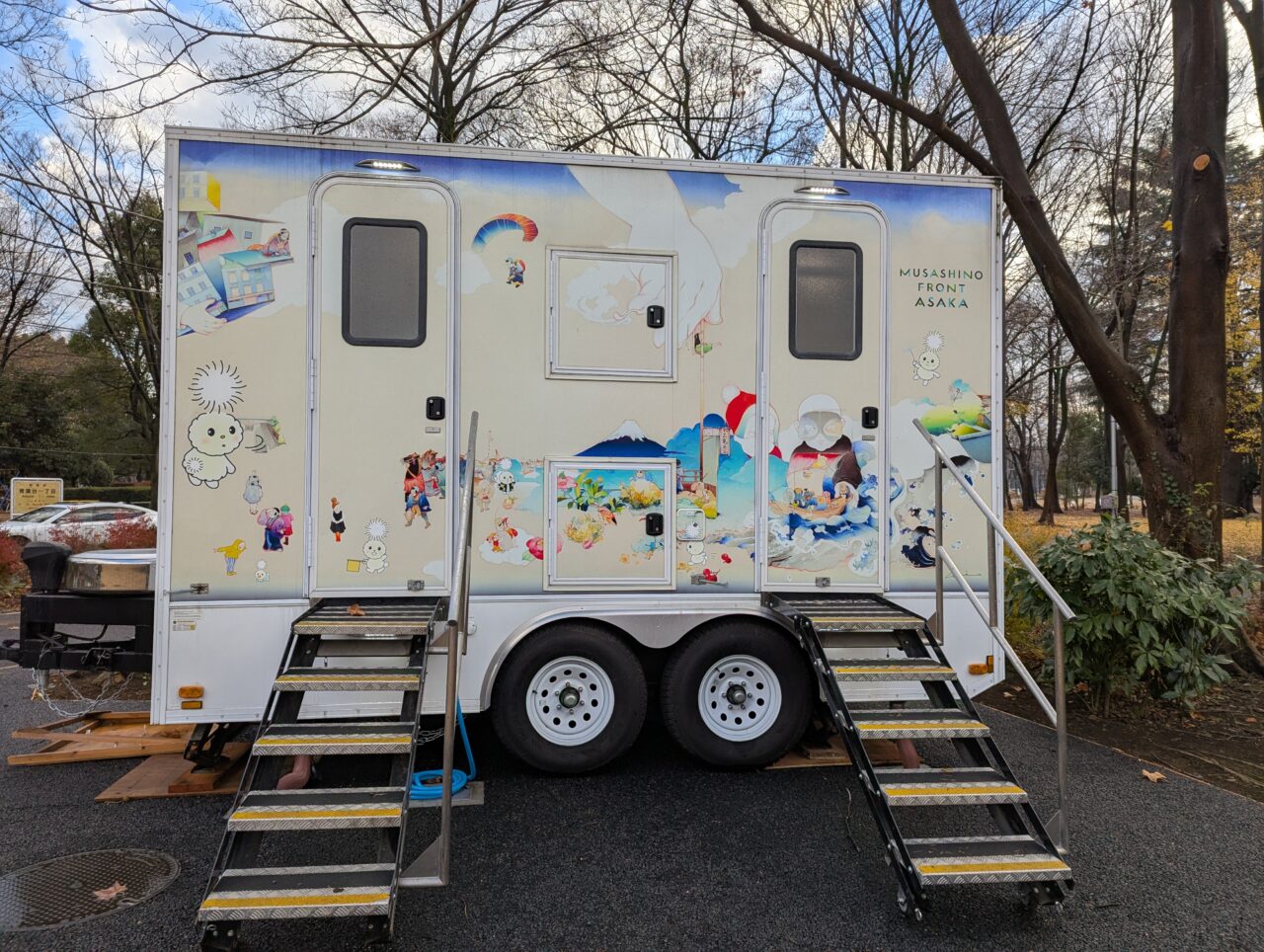 朝霞市シンボルロード中央広場に設置されたトイレトレーラー