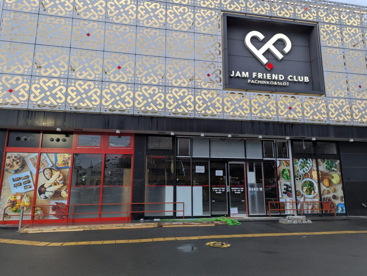 朝霞市膝折町のパチンコ店ジャムフレンドクラブ朝霞店内に準備中のまいばすけっと朝霞膝折町4丁目店