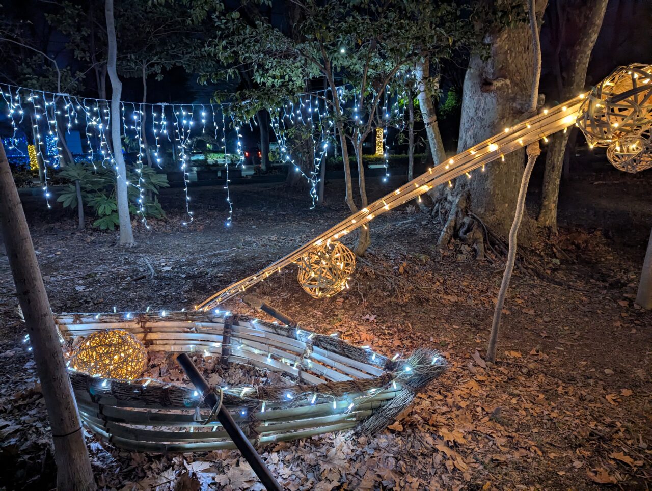 朝霞市シンボルロード周辺で行われているあさか冬のあかりテラス2025のイルミネーションの様子