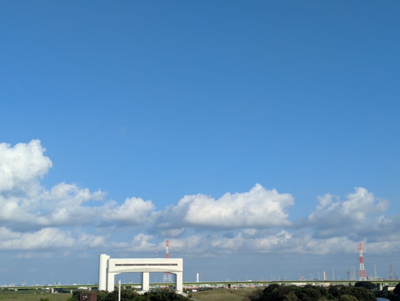 朝霞大橋から撮影した荒川にかかる朝霞水門