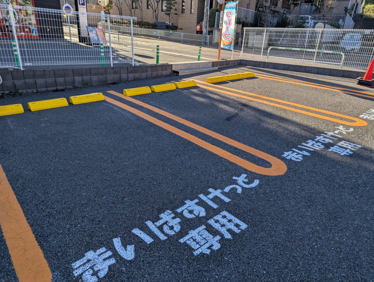 朝霞市膝折町にオープンするイオン系都市型スーパーマーケットまいばすけっと朝霞膝折町4丁目店の専用駐車場