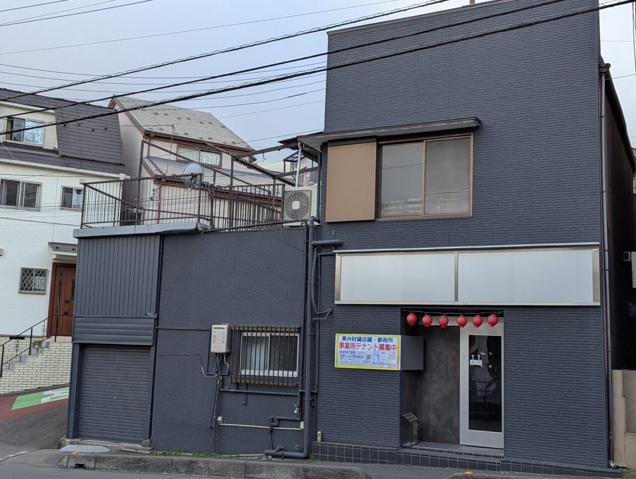 二本松通りの弁財の坂の途中にある飲食店跡（テナント募集中）