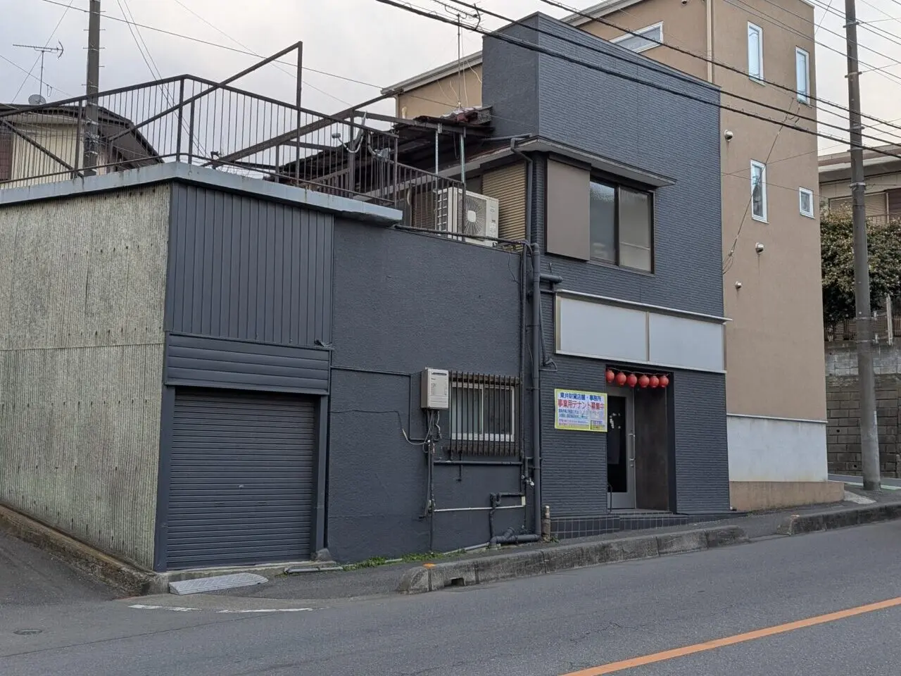 二本松通りの弁財の坂の途中にある飲食店跡（テナント募集中）