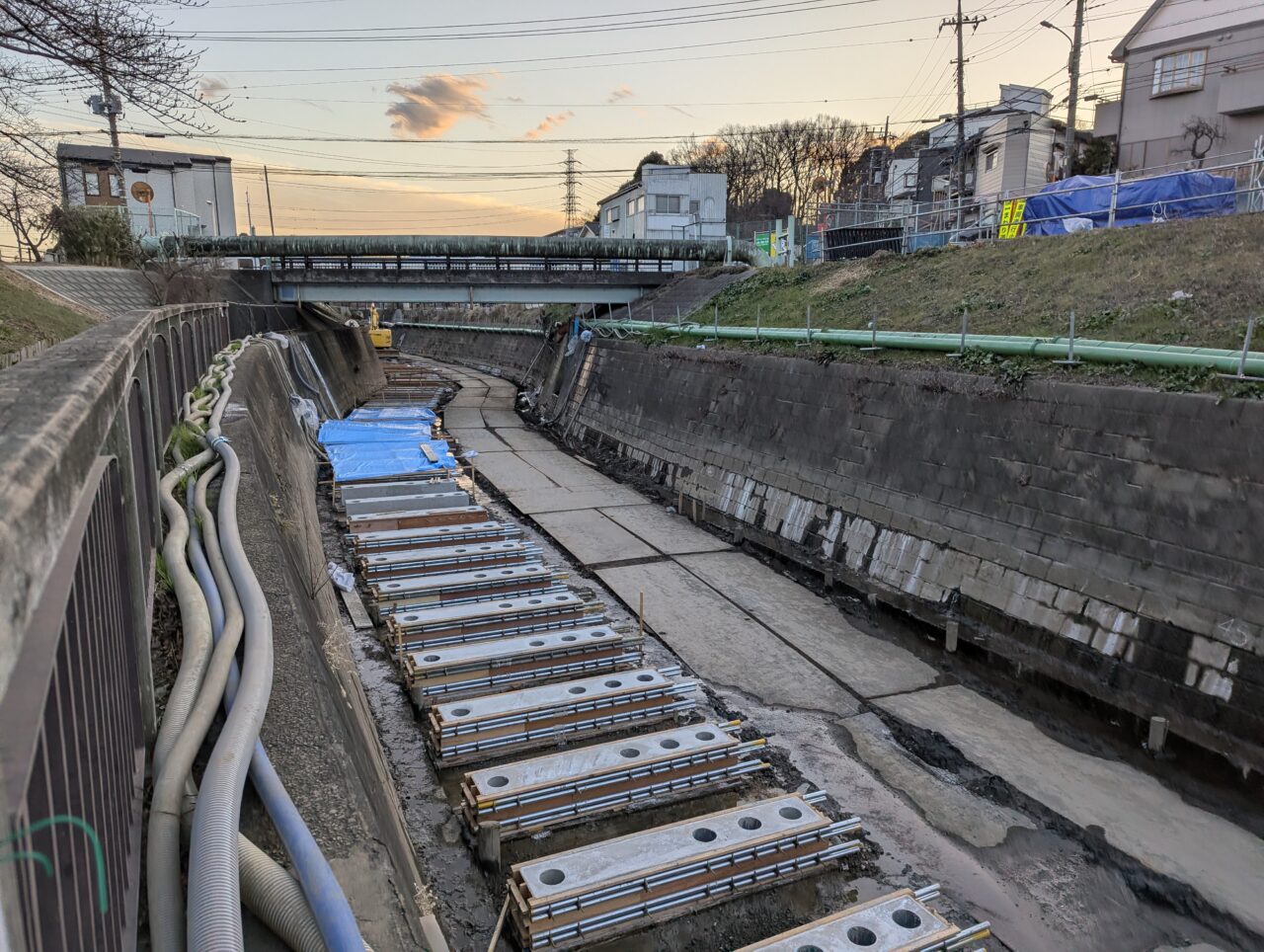越戸川の赤池親水公園より上流部周辺の工事現場