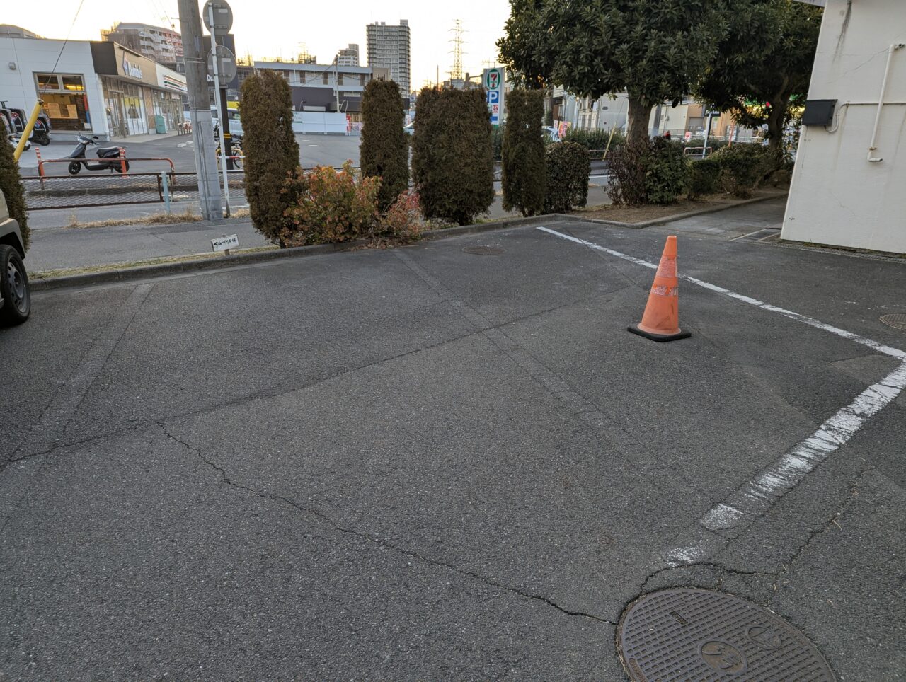 朝霞市朝志ヶ丘の朝霞浜崎団地にあるくらづくり本舗の駐車場