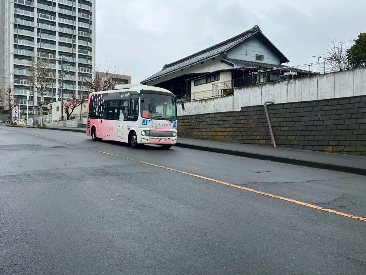 朝霞市市内循環バス「わくわく号」膝折・溝沼線の車体