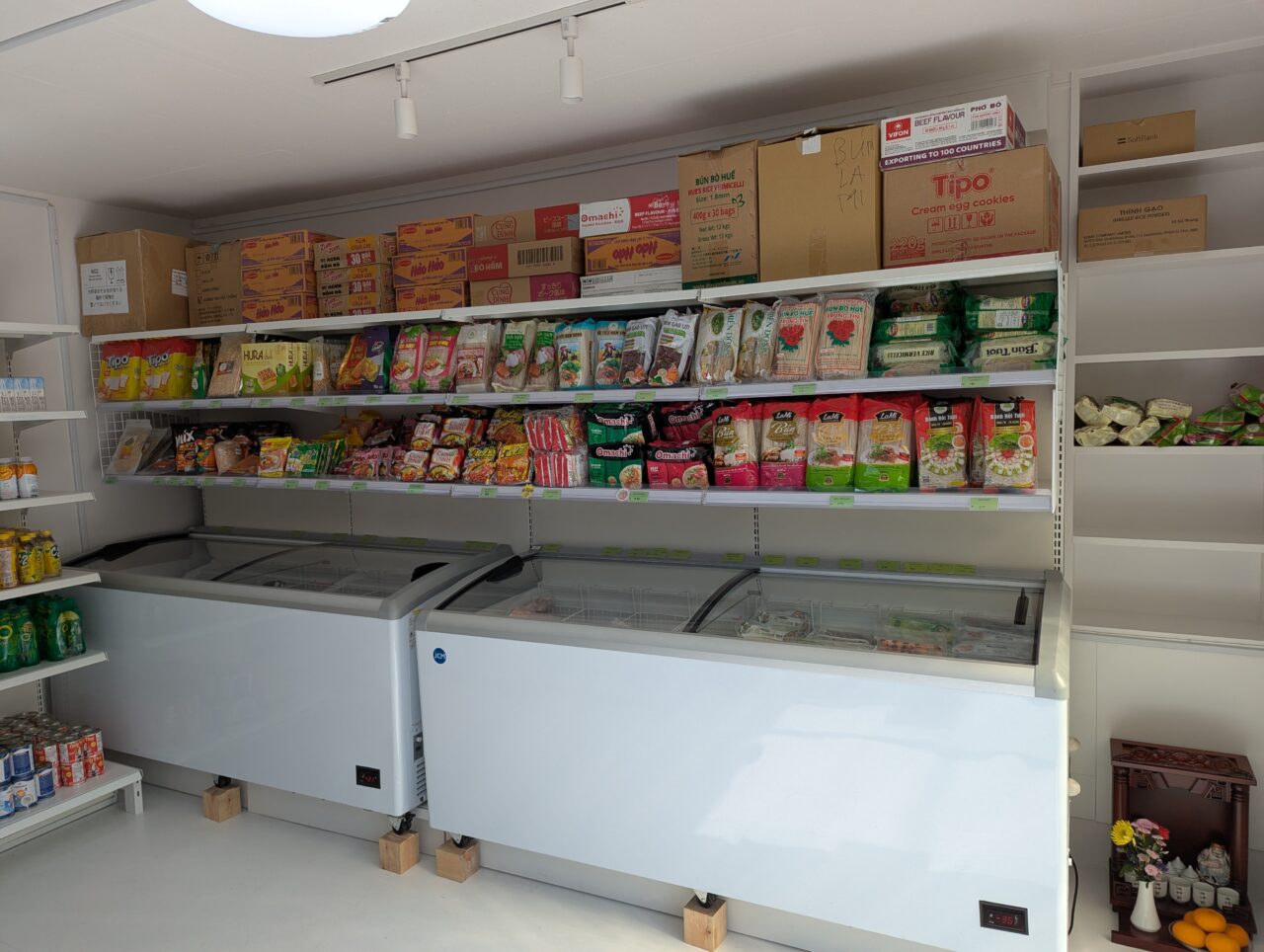 朝霞市三原の弁財原商店街にオープンしたベトナム市場「CHỢ VIỆT MIHARA」の店内の様子