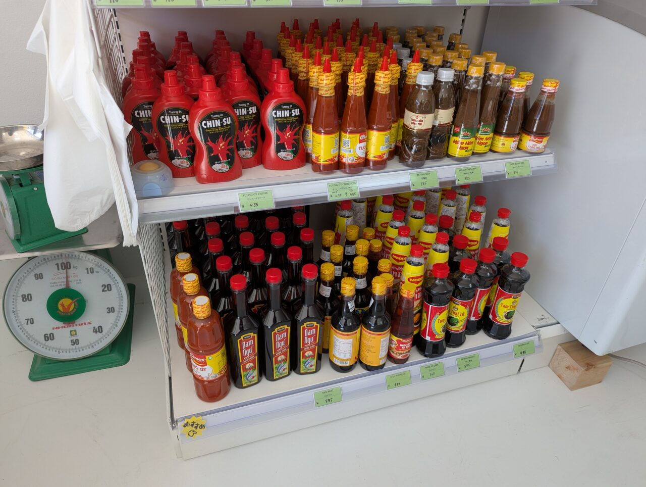 朝霞市三原の弁財原商店街にオープンしたベトナム市場「CHỢ VIỆT MIHARA」の店内の様子