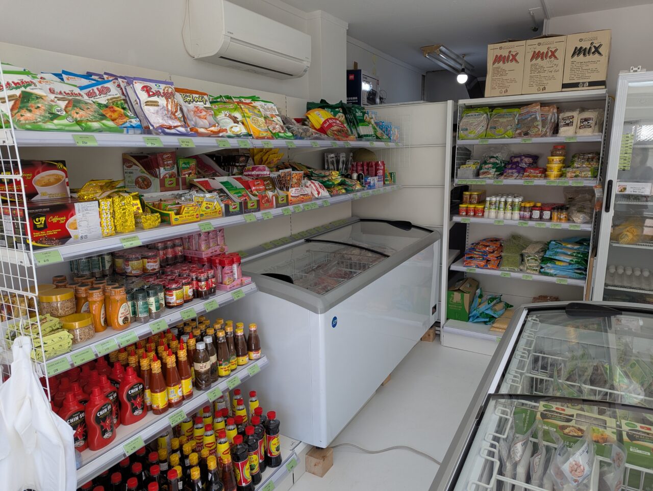 朝霞市三原の弁財原商店街にオープンしたベトナム市場「CHỢ VIỆT MIHARA」の店内の様子