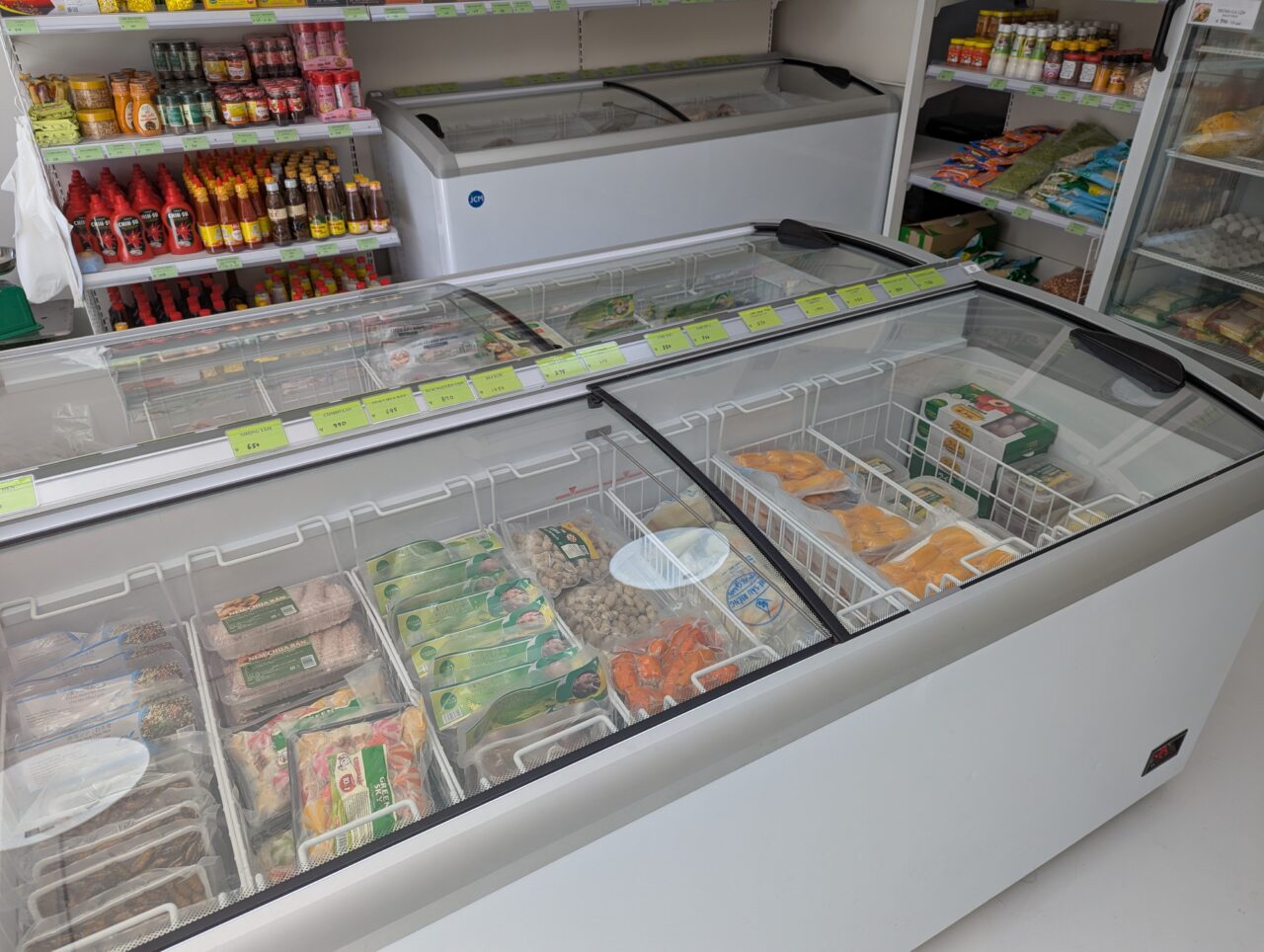 朝霞市三原の弁財原商店街にオープンしたベトナム市場「CHỢ VIỆT MIHARA」の店内の様子