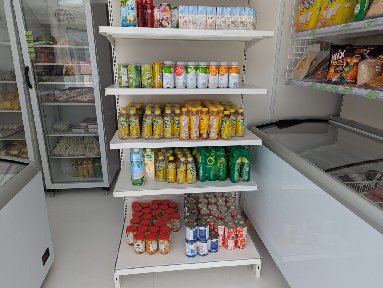 朝霞市三原の弁財原商店街にオープンしたベトナム市場「CHỢ VIỆT MIHARA」の店内の様子