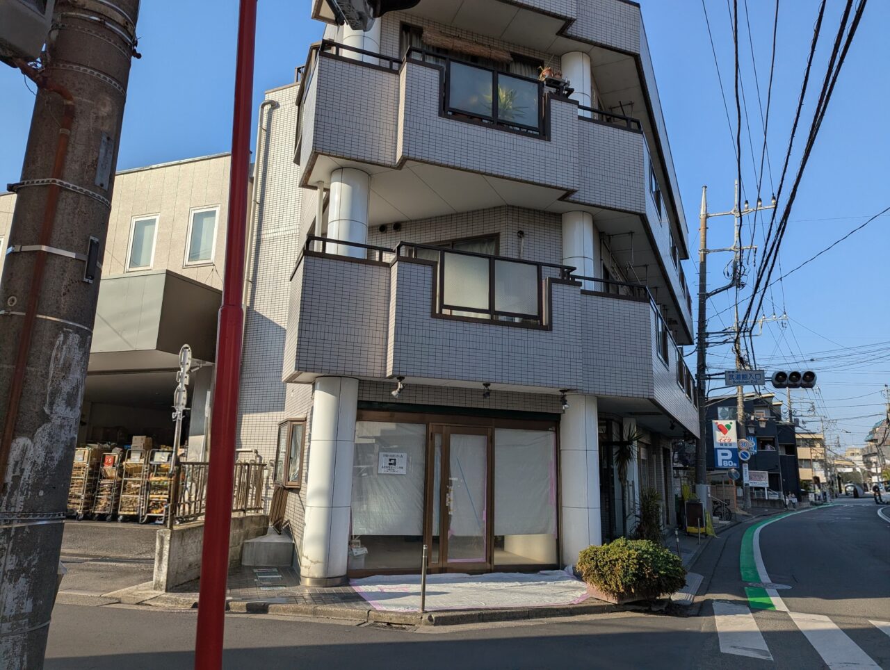 朝霞市本町の武道館入口交差点そばに2026年4月予定の洋服のお直しさんA