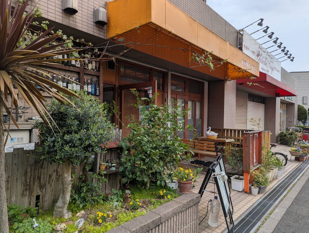 朝霞市本町にある「食喫茶菓酒すわん」の外観