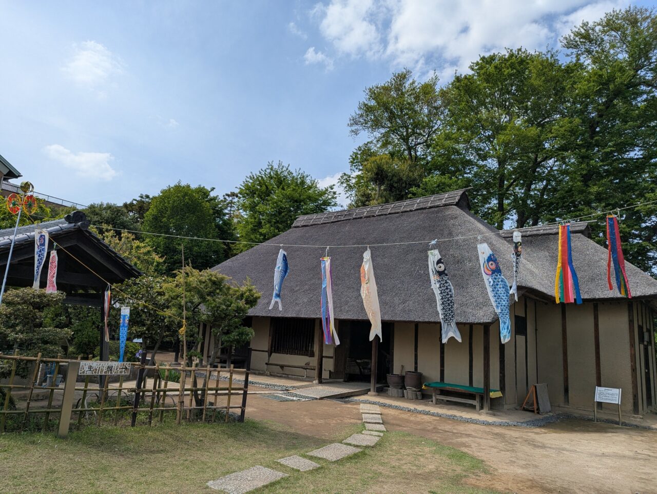 朝霞市根岸台にあるこいのぼり展示中の旧高橋家住宅の様子