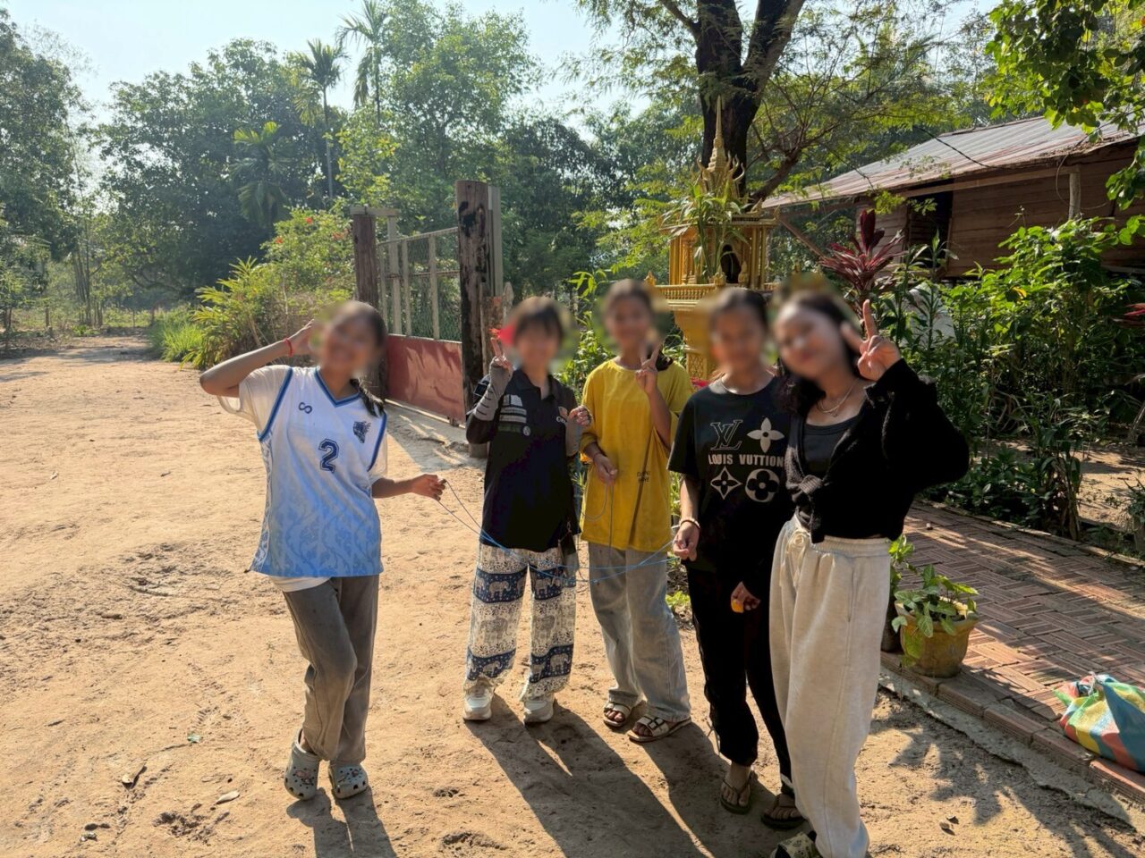 カンボジアで活用されているあやとり紐の様子