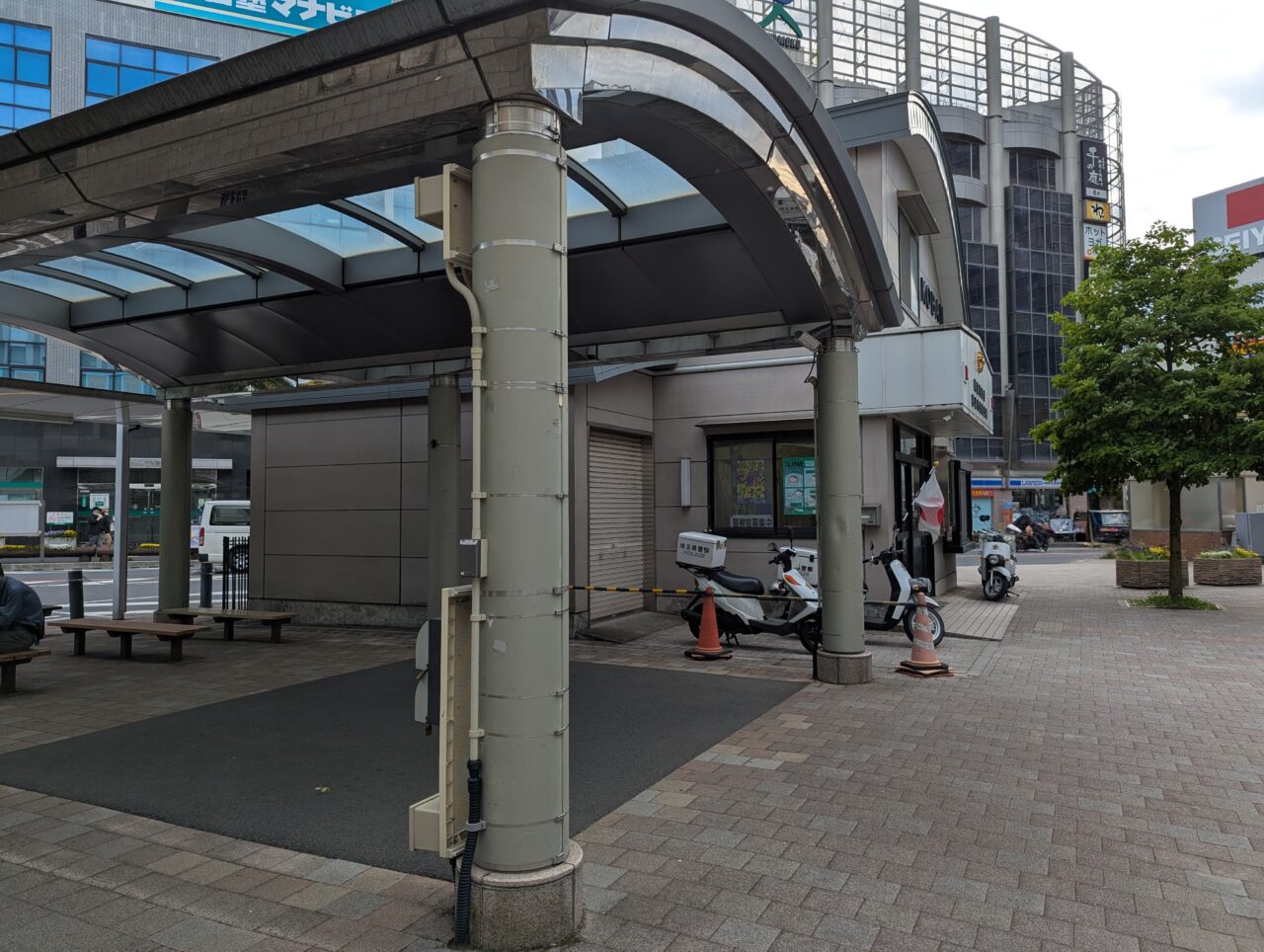 和光市駅南口駅前ステージ（和光交番横）
